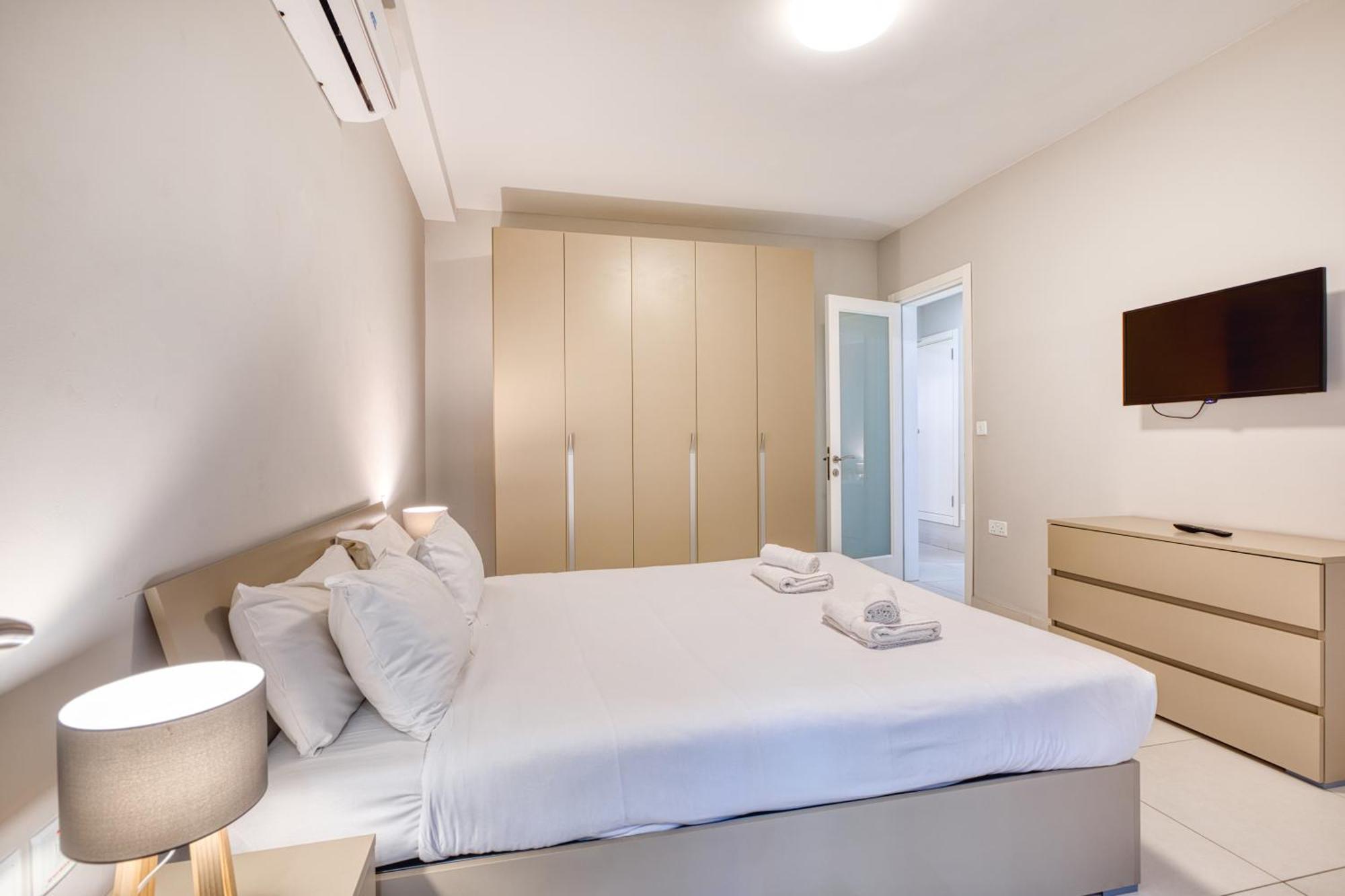 Unique Two Bedroom Apt With Huge Outdoor Area And Close To Entertainment Is-Swieqi Eksteriør bilde