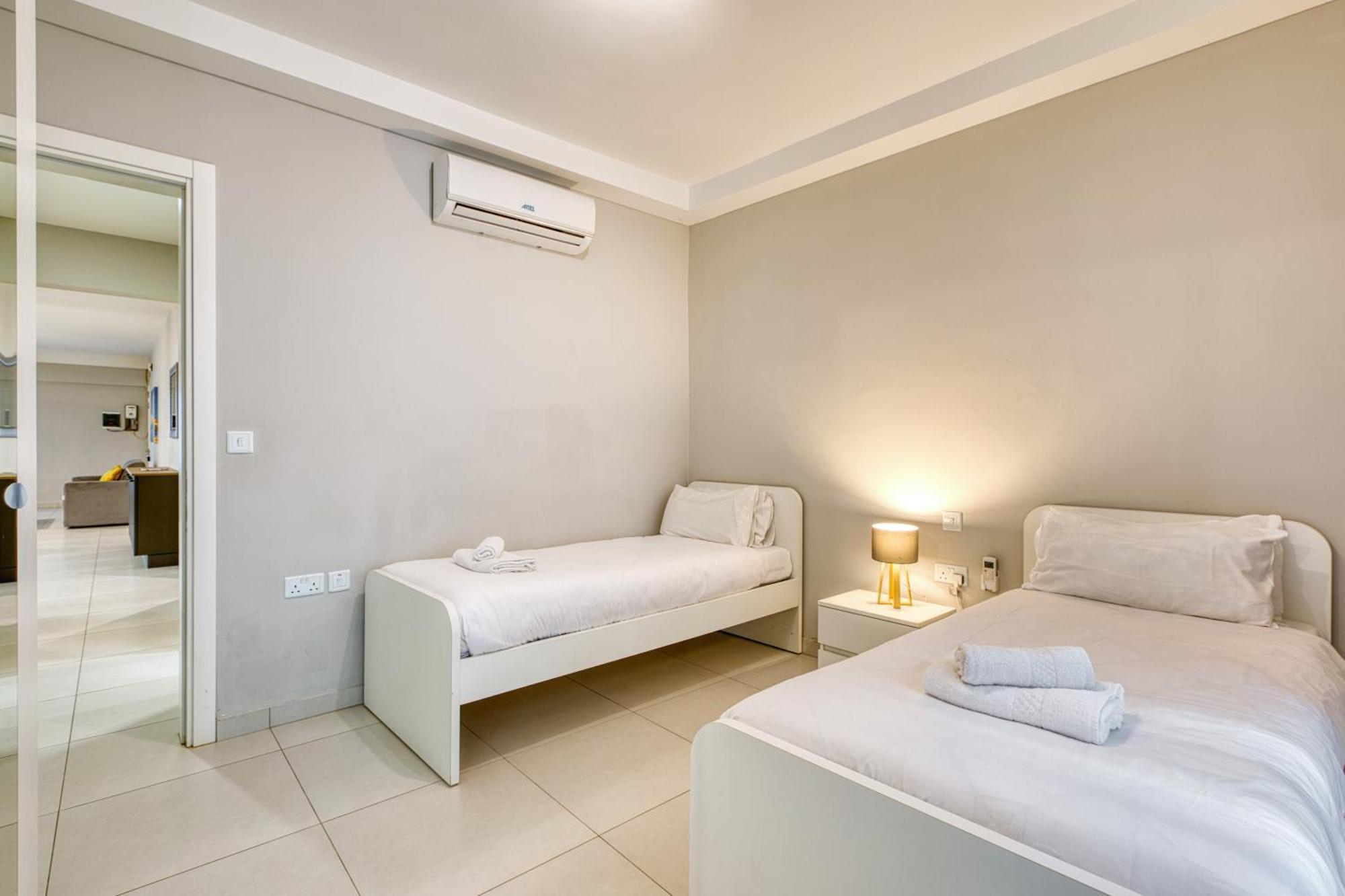 Unique Two Bedroom Apt With Huge Outdoor Area And Close To Entertainment Is-Swieqi Eksteriør bilde
